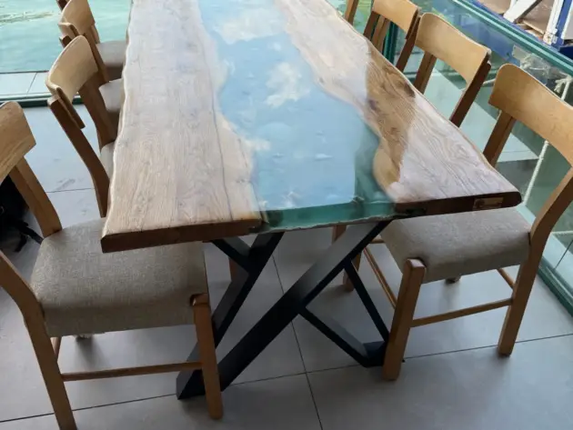 Χειροποίητο PELAGOS river table τοποθετημένο σε χώρο εστίασης